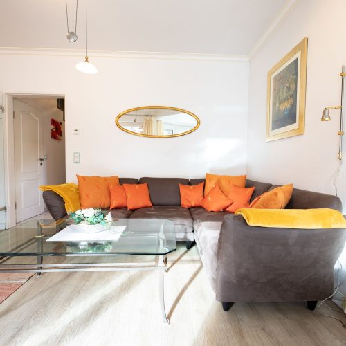 Sofa und Spiegel in Ferienwohnung in Garmisch-Partenkirchen