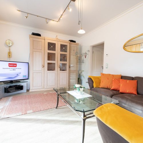 Sofa mit Kissen in Ferienwohnung in Garmisch-Partenkirchen