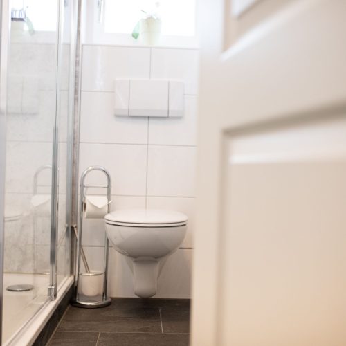 Badezimmer mit Toilette in Ferienwohnung in Garmisch-Partenkirchen