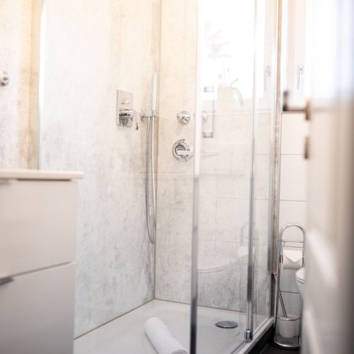 Badezimmer mit Dusche in Ferienwohnung in Garmisch-Partenkirchen