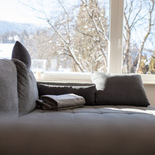 Sofa mit Kissen in Ferienwohnung in Garmisch-Partenkirchen