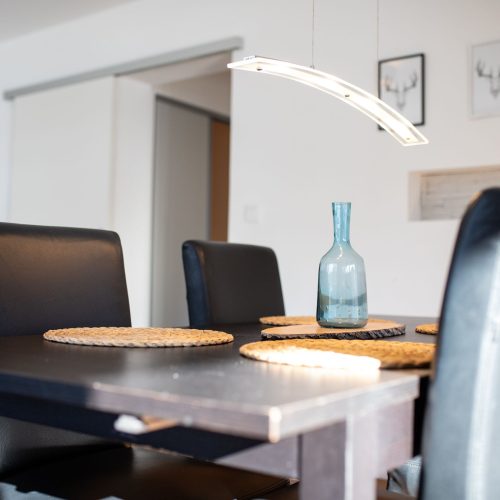 Esstisch mit Bildern an der Wand in Ferienwohnung in Garmisch-Partenkirchen