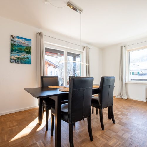 Esstisch mit großem Fenster in Ferienwohnung in Garmisch-Partenkirchen