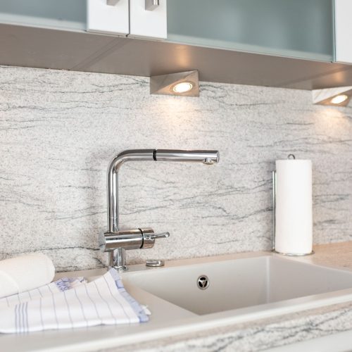 Küche mit Waschbecken in Ferienwohnung in Garmisch-Partenkirchen