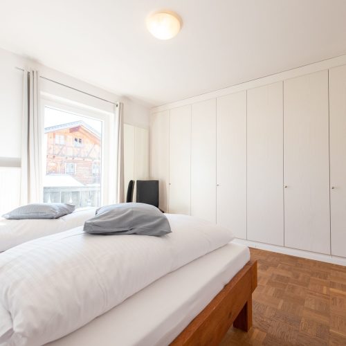 Doppelbett mit großem Kleiderschrank in Ferienwohnung in Garmisch-Partenkirchen