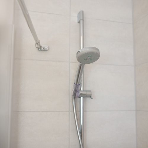 Duschkopf im Badezimmer in Ferienwohnung in Garmisch-Partenkirchen