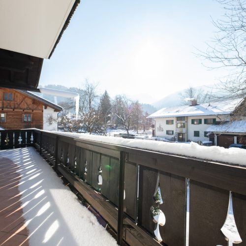 Balkon im Winter mit Schnee in Ferienwohnung in Garmisch-Partenkirchen
