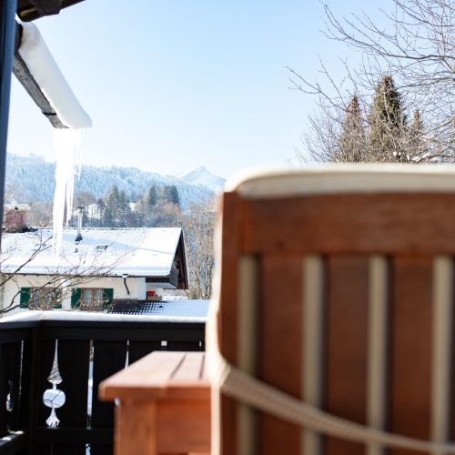 Balkon mit Stuhl in Ferienwohnung in Garmisch-Partenkirchen