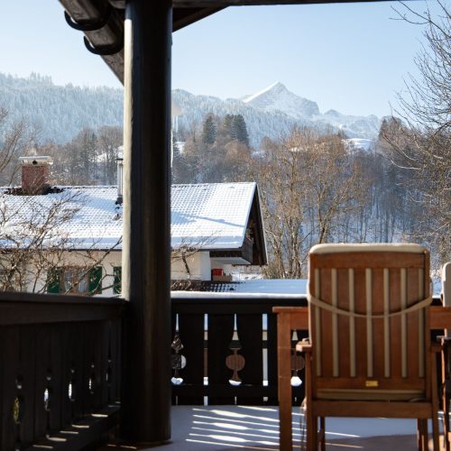 Balkon mit Stühlen in Ferienwohnung in Garmisch-Partenkirchen