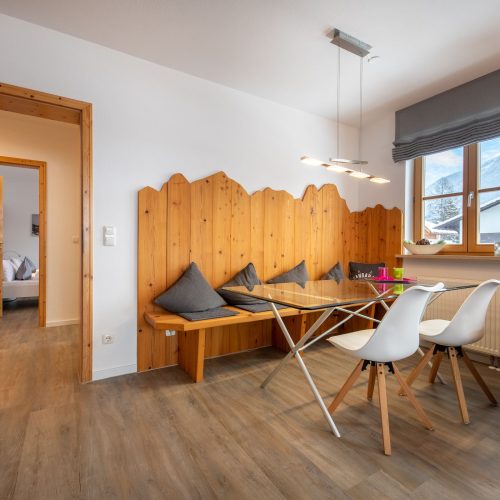 Essbereich mit Kissen und Glastisch in Ferienwohnung in Garmisch-Partenkirchen