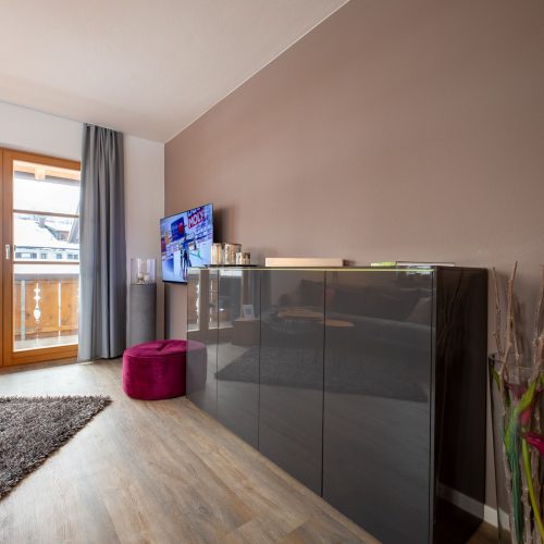 Schwarzer Glanz Schrank im Wohnzimmer mit Fernseher in Ferienwohnung in Garmisch-Partenkirchen