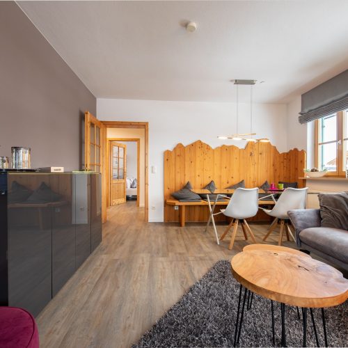 Wohnbereich mit einem Schwarzen Glanz Schrank und einem Holz-Optik Couchtisch in Ferienwohnung in Garmisch-Partenkirchen