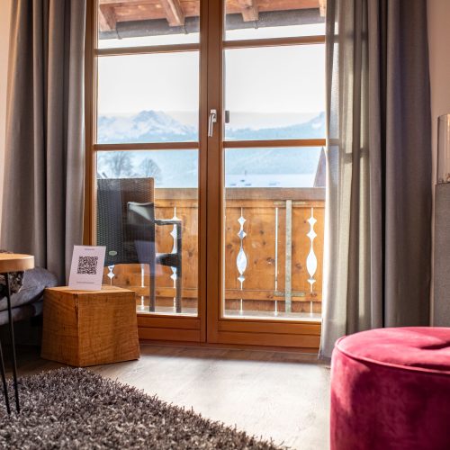 Wohnzimmer mit Ausblick und Flausch Teppich in Ferienwohnung in Garmisch-Partenkirchen