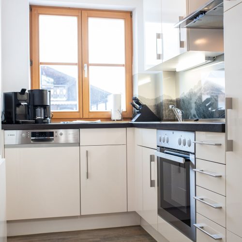 Küche mit verschiedenen Geräten und Ausblick in Ferienwohnung in Garmisch-Partenkirchen