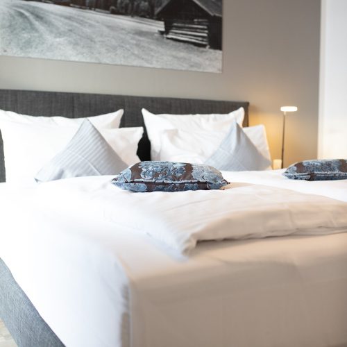 Doppelbettzimmer mit zwei Nachttischen in Ferienwohnung in Garmisch-Partenkirchen