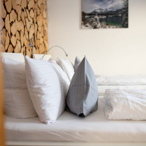 zwei Einzelbetten in weiß in Ferienwohnung in Garmisch-Partenkirchen