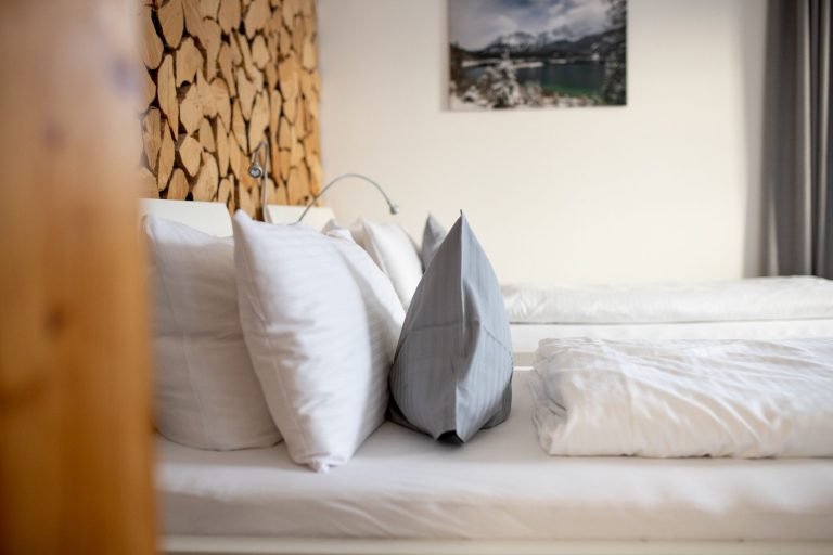 zwei Einzelbetten in weiß in Ferienwohnung in Garmisch-Partenkirchen