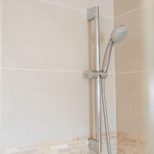 Dusche mit Sandfarbenen Fliesen in Ferienwohnung in Garmisch-Partenkirchen