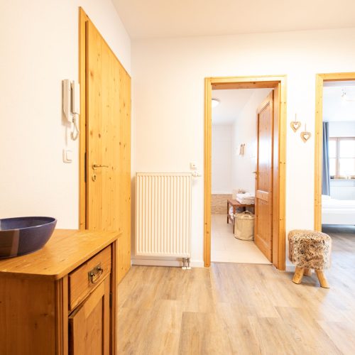 Durchgang mit einem Fell Hocker in Ferienwohnung in Garmisch-Partenkirchen