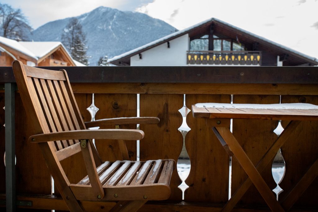 Sitzmöglichkeit auf dem Balkon in Ferienwohnung in Garmisch-Partenkirchen