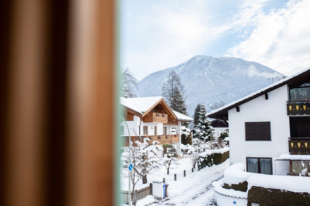 Ausblick auf die Berge in Ferienwohnung in Garmisch-Partenkirchen