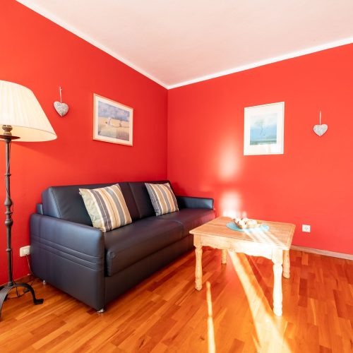 Sofa und Stehlampe in Ferienwohnung in Garmisch-Partenkirchen