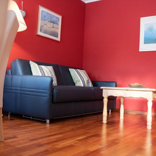 schwarzes Sofa und Couchtisch in Ferienwohnung in Garmisch-Partenkirchen