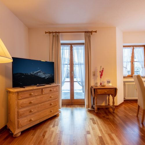 Fernseher und Fenster in Ferienwohnung in Garmisch-Partenkirchen