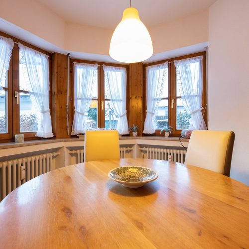 runder Esstisch mit Stühlen in Ferienwohnung in Garmisch-Partenkirchen
