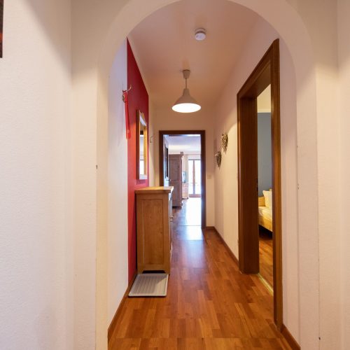Flur mit roter Wand in Ferienwohnung in Garmisch-Partenkirchen
