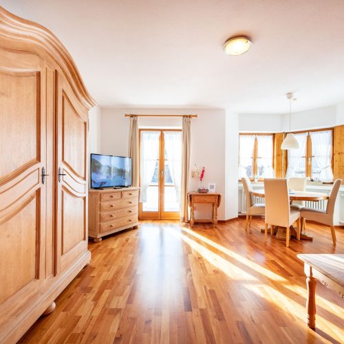 Wohnzimmer mit Fernseher in Ferienwohnung in Garmisch-Partenkirchen