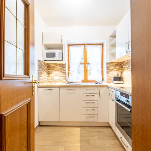 Küche in weiß in Ferienwohnung in Garmisch-Partenkirchen