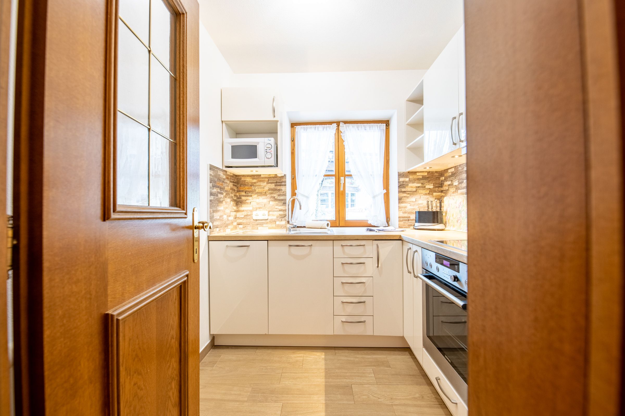 Küche in weiß in Ferienwohnung in Garmisch-Partenkirchen