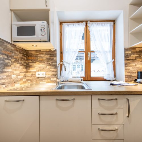 Küche mit Mikrowelle in Ferienwohnung in Garmisch-Partenkirchen