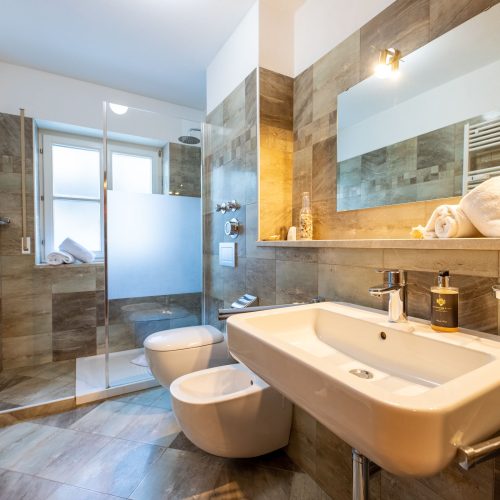 Badezimmer mit großem Spiegel in Ferienwohnung in Garmisch-Partenkirchen