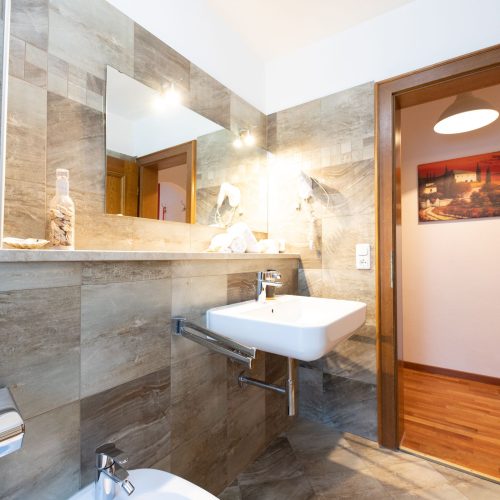 Badezimmer mit Waschbecken in Ferienwohnung in Garmisch-Partenkirchen