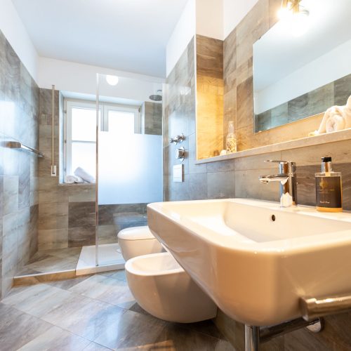 Badezimmer mit Dusche in Ferienwohnung in Garmisch-Partenkirchen