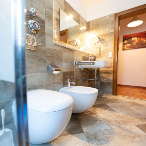 Badezimmer mit Fliesen in Ferienwohnung in Garmisch-Partenkirchen