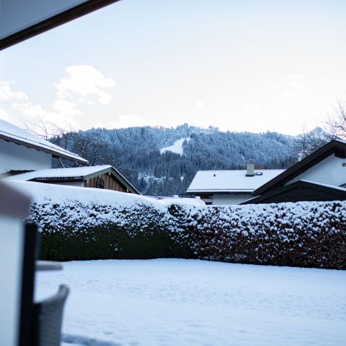 Garten mit Schnee in Ferienwohnung in Garmisch-Partenkirchen
