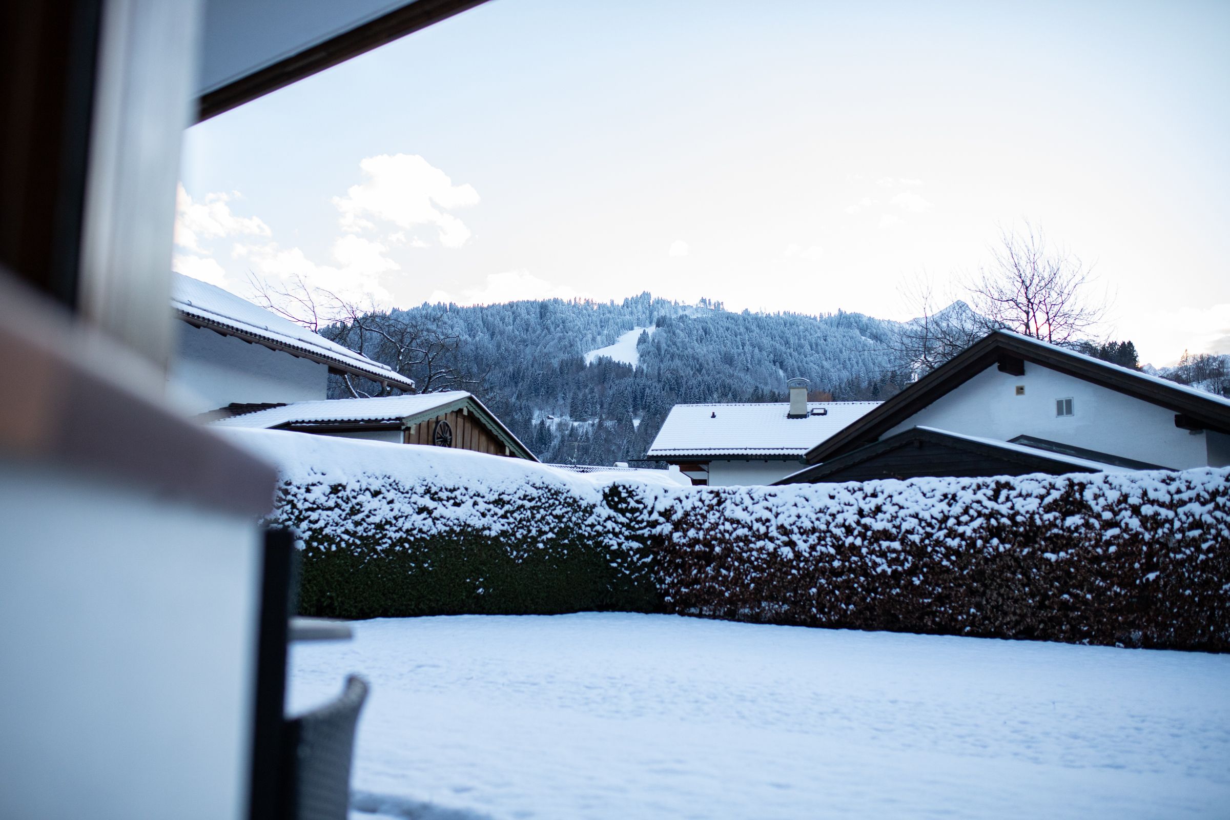 Garten mit Schnee in Ferienwohnung in Garmisch-Partenkirchen
