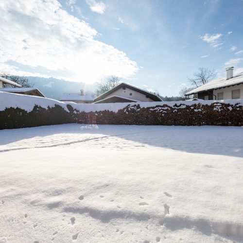 Schnee im Garten in Ferienwohnung in Garmisch-Partenkirchen