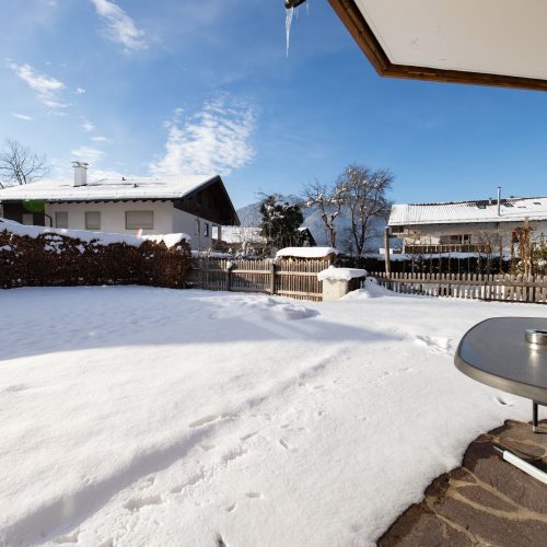 Garten mit Schnee in Ferienwohnung in Garmisch-Partenkirchen