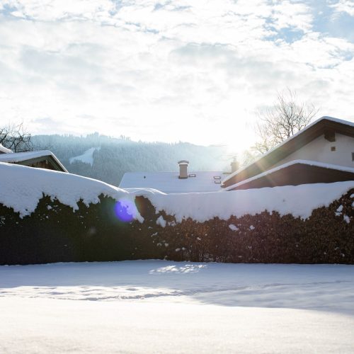 Garten mit Schnee in Ferienwohnung in Garmisch-Partenkirchen