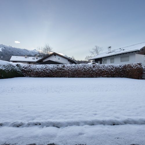 Schnee im Garten in Ferienwohnung in Garmisch-Partenkirchen