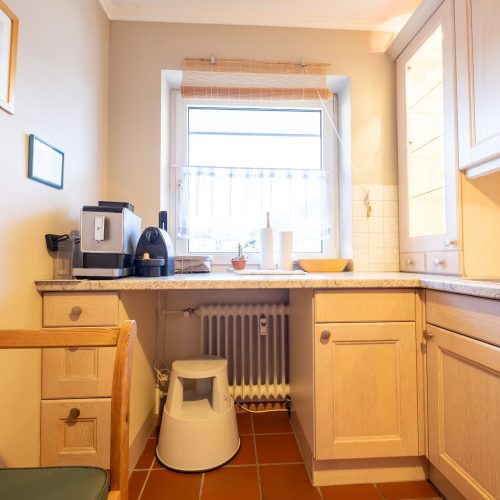 Küche mit Kaffeemaschine in Ferienwohnung in Garmisch-Partenkirchen