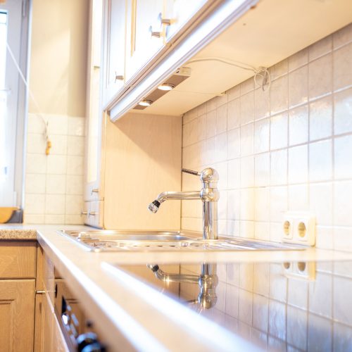 Küche mit Spülbecken in Ferienwohnung in Garmisch-Partenkirchen