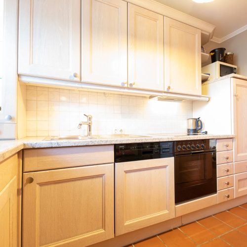 Küche mit Herd und Ofen in Ferienwohnung in Garmisch-Partenkirchen