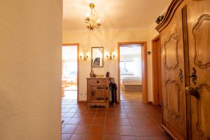 Flur mit Kleiderschrank in Ferienwohnung in Garmisch-Partenkirchen