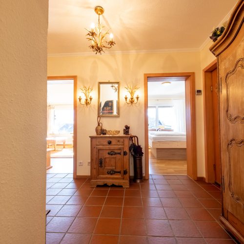 Flur mit Kleiderschrank in Ferienwohnung in Garmisch-Partenkirchen