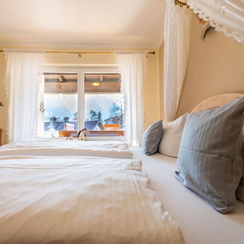 Doppelbett mit Ausblick in Ferienwohnung in Garmisch-Partenkirchen